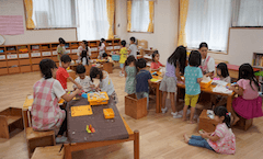 「育ち合う保育現場」―新人を支える園の風土と愛着形成の実践―